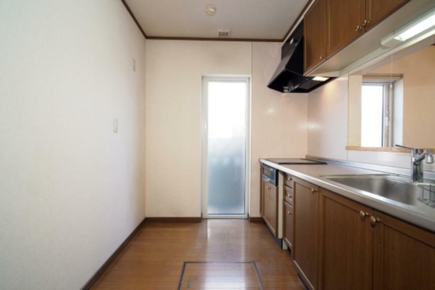 キッチン キッチン背面に食器棚を置いても、十分なスペースがあります。