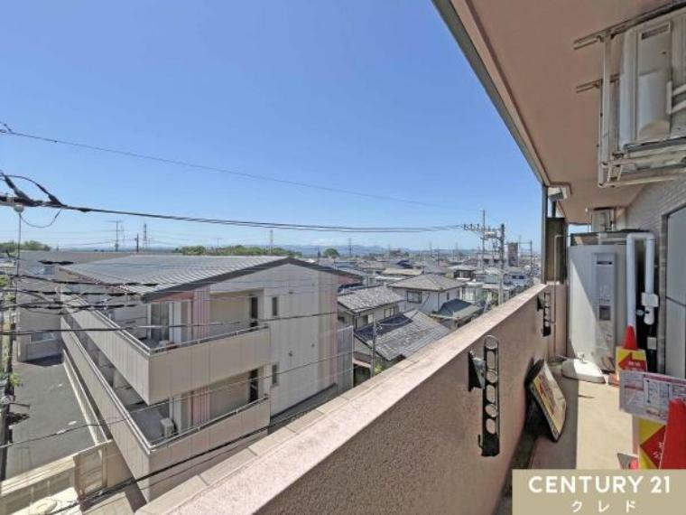 4階部分に位置する住まいは眺望も良好！晴れた日には東松山市の閑静な住宅街と澄んだキレイな青空を眺める事ができます。