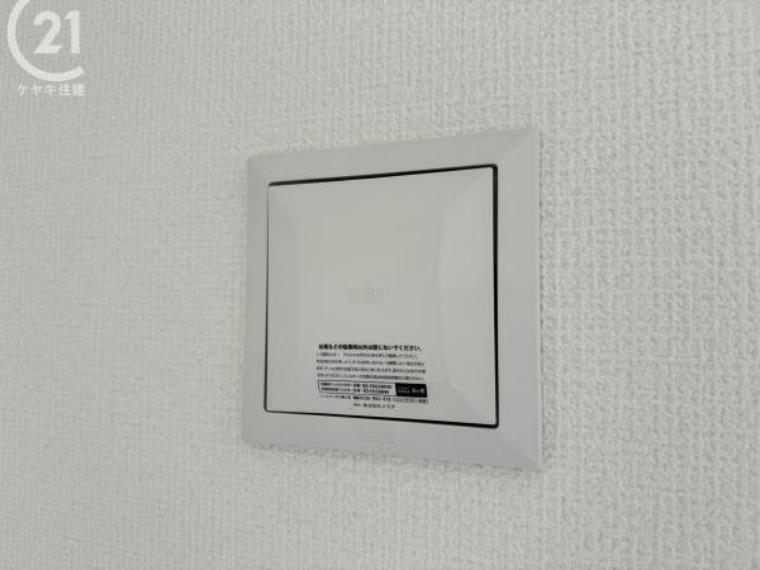 冷暖房・空調設備 各居室に24時間換気システムの換気口があります。 ここで取り入られた外気はトイレの換気扇から外に出る空気の流れを作っております。※写真はイメージになります。実際のものと異なる場合は現状を優先します。