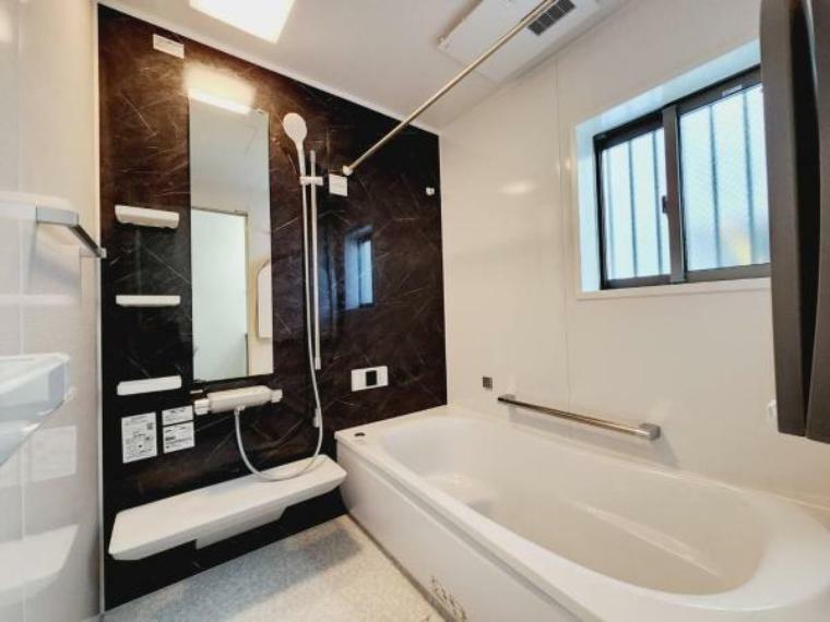 落ち着いた空間を演出するカラーとゆったりお使い頂ける広さが魅力のバスルーム。浴室乾燥機も付いており、いつでも快適で心地の良いバスタイムを実現できます。