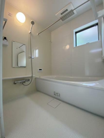 浴室 ■くつろぎ1坪浴室、追い焚き機能＆浴室乾燥機完備