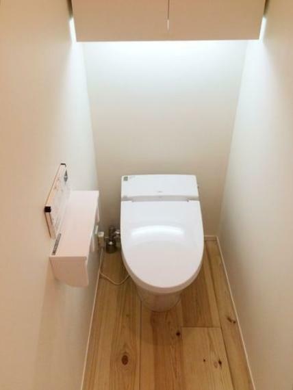 【トイレ】トイレは温水洗浄便座付きです。（2015年9月撮影）