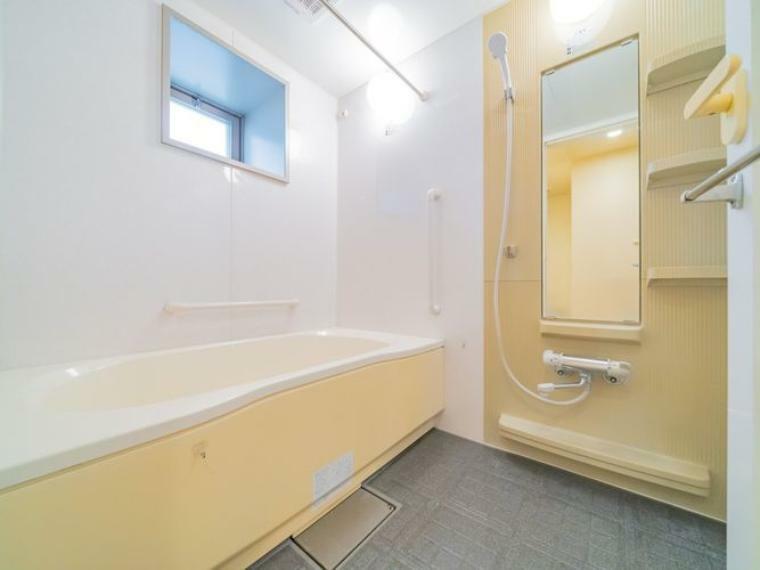 浴室には窓付き。湿気を逃がしやすいため、浴室を清潔に保ちやすいですね。