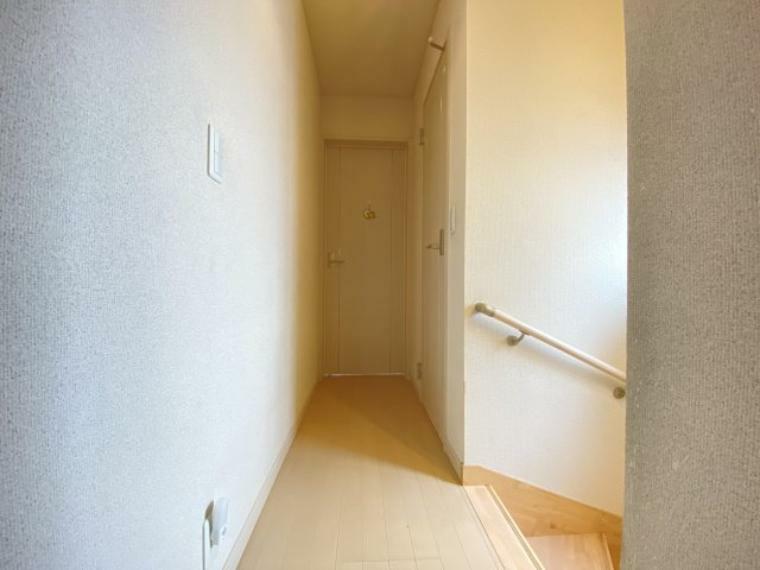 ＜2階廊下＞トイレが各階に備わっているので、夜間や起床時にも2階の居室から同一階でトイレに行けます！