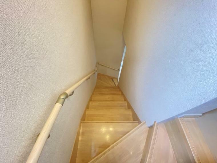 階段には手摺が備わっておりバリアフリーにも配慮されています。