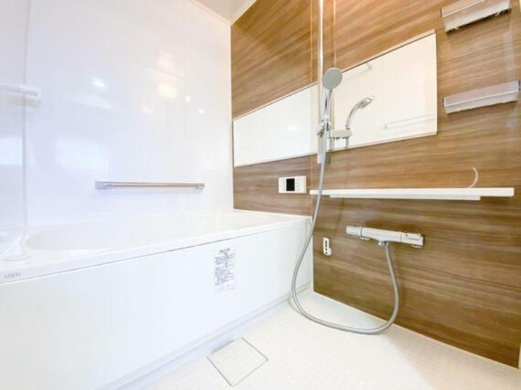 浴室 バスルームには換気乾燥暖房機を完備しており、梅雨の時期のお洗濯物や寒い冬の入浴時などに非常に便利です。浴槽には半身浴も出来るエコベンチ浴槽を採用しており、節水効果も期待出来ます。