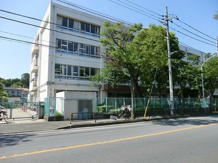 川崎市立野川小学校 川崎の中でも一番小学生の数が多い宮前区に位置しています。 地域には多くの史跡が残されています。（約1,336m）