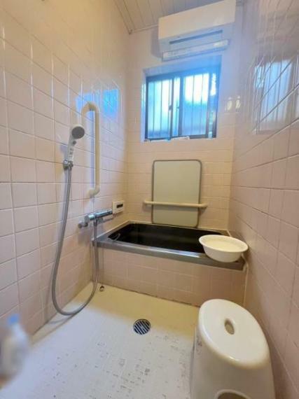 【浴室】<BR/>手すり付きのバスルームです。小窓も付いているので自然換気が可能です！