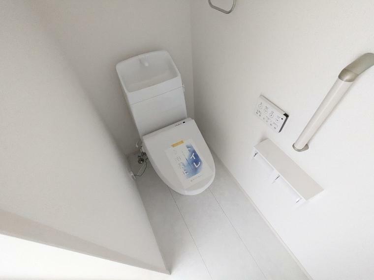 1階2階の2ヵ所にトイレを設置しています。温水洗浄便座付きなので快適にご使用いただけます