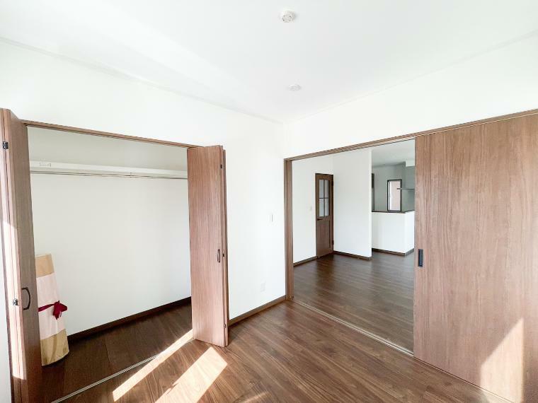 《1階洋室4.8帖》ワイドなクローゼットを備えた洋室！リビングと隣り合い、引き戸でリビングの空間と繋げてお使いいただける設計。