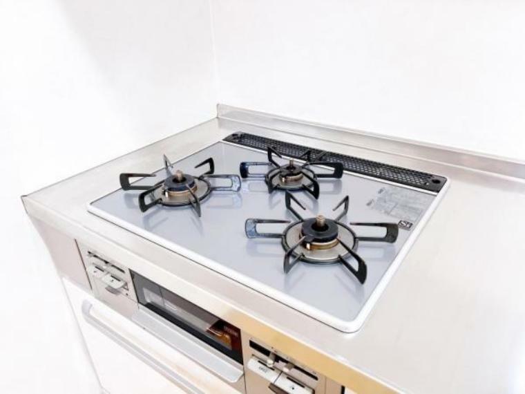 キッチン 同時調理可能なグリル機能付きの3口コンロです。