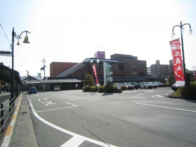 JR東海道本線 近江八幡駅まで車で5分（1800m）です。毎日の通勤・通学に便利ですね。