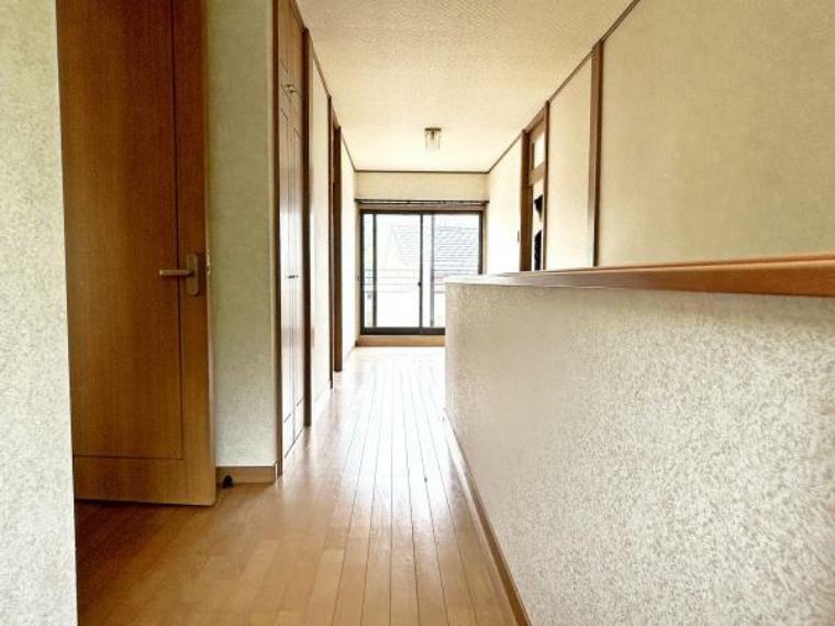 【リフォーム中】2階廊下写真。お部屋を経由せずバルコニーに出れるのは便利ですね