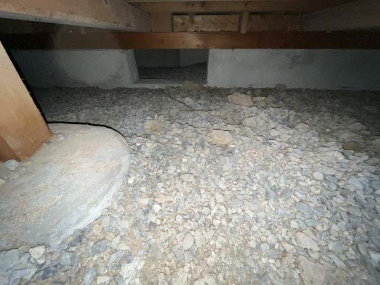 構造・工法・仕様 床下写真。中古住宅の3大リスクである、雨漏り、主要構造部分の欠陥や腐食、給排水管の漏水や故障を2年間保証します。その前提で床下まで確認の上でリフォームし、シロアリの被害調査と防除工事も行います。
