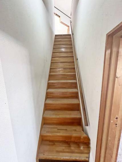 【リフォーム中写真 3/11撮影】階段写真。手すりを新設しますので安心して昇り降りして頂けます。