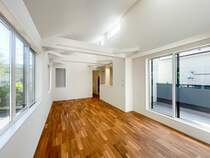 【Living 】2階リビングは天井が高く、窓も多いため陽当りの良い空間となっています。