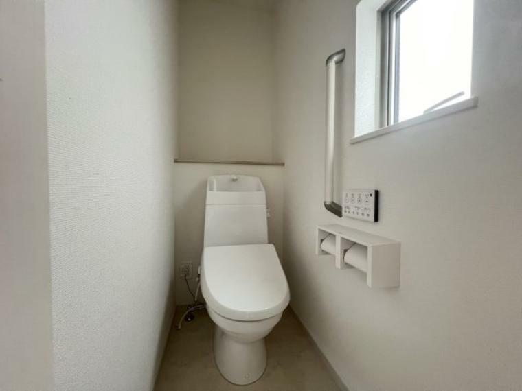 トイレ 【1号棟　トイレ】白を基調とした清潔感あるトイレです
