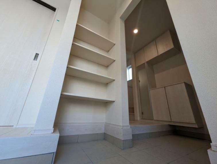 玄関 豊富な収納スペースとデザイン性・機能性に優れた建物設備仕様