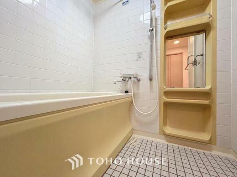 「バスルーム」一日の疲れを癒す貴重なバスタイム。ゆったりと足を伸ばして入浴することが可能な広さです。