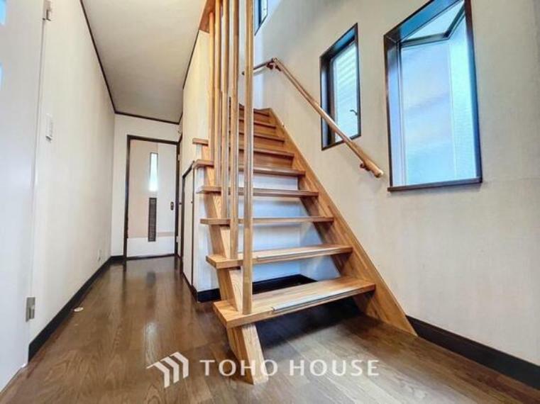 玄関 「手すり付き階段」ご家族皆さんが使いやすく、安心安全な手すり付き階段。