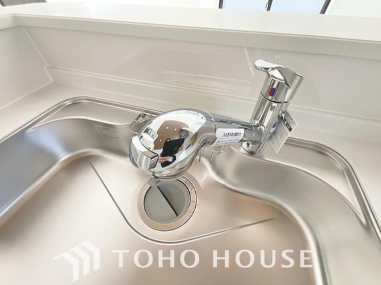 ワンタッチで浄水と原水を切り替えできる浄水器一体型水栓は水道水に含まれる有害物質を除去してくれます。