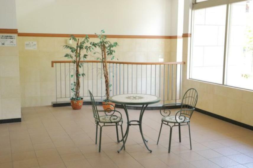ラウンジ ラウンジは、マンションの共用スペースに椅子やテーブルなどを配置した利用者が寛げる空間です。屋内型ラウンジと屋外型ラウンジがあります。共用部分の管理状況と合わせて、詳細については現地でご確認ください。