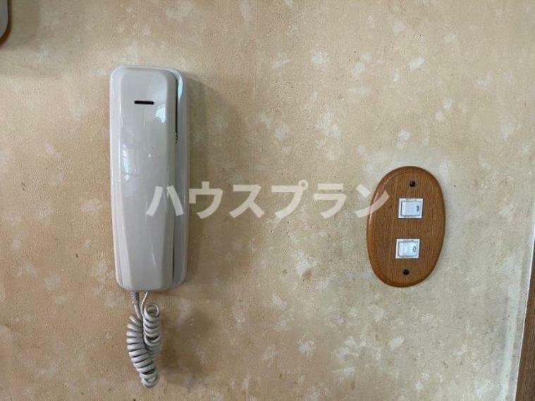 来訪者を音声で確認できるインターホン受話器。
