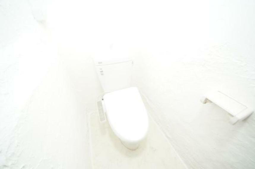 白を基調としたトイレです。