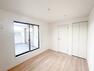 洋室 ≪6帖洋室≫窓も大きく、風通しも良好です！家具の配置がしやすいよう、シンプルなつくりになっております。