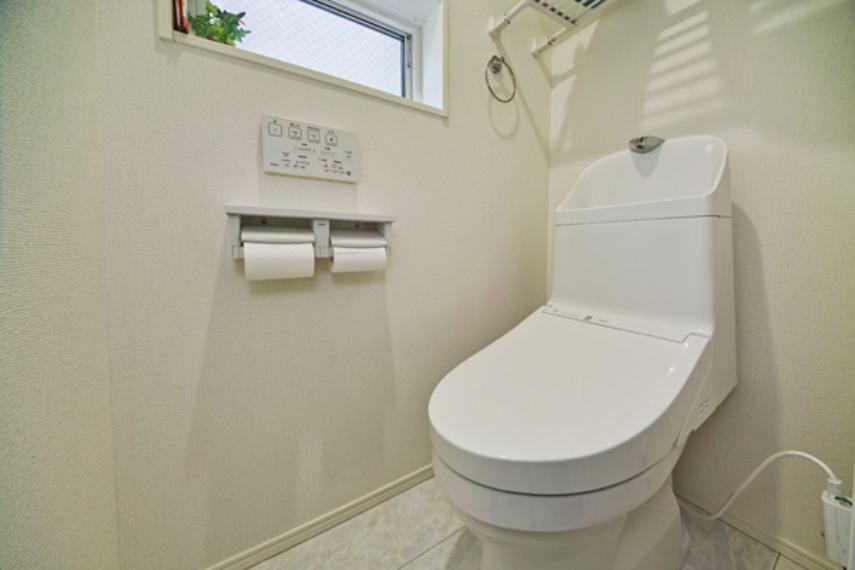 【1Fトイレ】ウォシュレット機能付きの清潔感のあるトイレです。