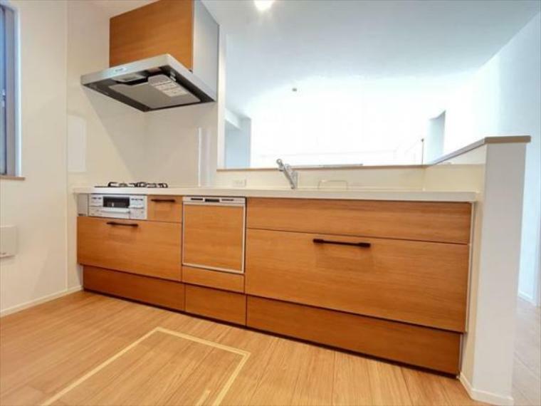 キッチン 広々としたキッチンスペース。食洗機と浄水器が付き収納力のあるキッチンは料理が捗ります。