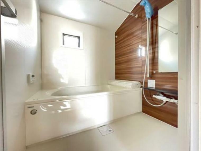 浴室 美しいツヤとなめらかな肌ざわり。水や汚れをはじき汚れにくくお掃除ラクラクの浴槽です。（2024.5.6撮影）