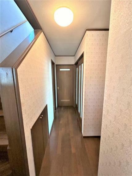 【内外装リフォーム中6/27更新】1階廊下写真を撮影しました。廊下は日当たりの良い玄関に接続しているので、日中は電気を付けなくても明るい空間となっております。