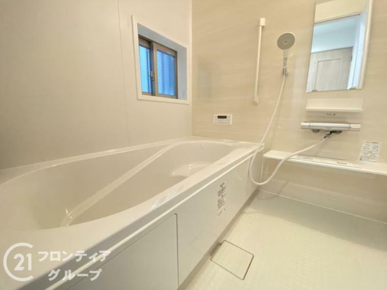 浴室 保温効果のある浴槽を採用しており、温かいお湯が長続き！1坪以上の広々とした空間なので、親子入浴や半身浴などに向いた浴室です！