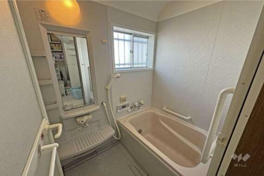 【浴室】使いやすい大きさの浴室です。窓もついており、換気はもちろん、明るさも担保されています。