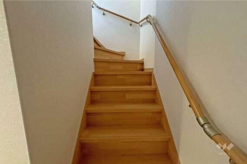 【階段】オシャレな照明付きの階段です。段も厳しくなく、手すりも付いているため、上り下りしやすいです。