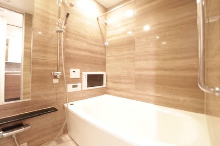 【浴室】明るい色の木目調のデザイン ゆったりとした浴槽でお寛ぎ頂けます！