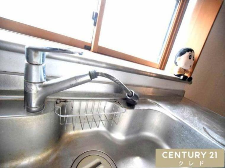 キッチン 【キッチン】 伸びるタイプの水栓なのでシンクの隅々までキレイに洗い流せます。