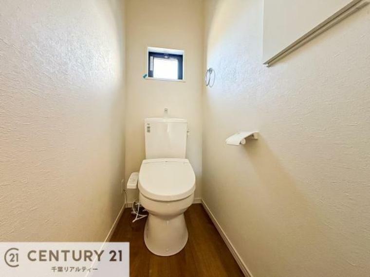トイレ 清潔感のある色味のお手洗いです！さわやかでスッキリする空間です！白を基調としているので、お手入れがしやすいトイレです！