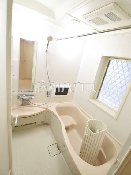 ランドリーパイプ付き浴室　【三鷹市中原3丁目】<BR/> 浴室はランドリーパイプ付きで、雨の日もお洗濯物を干せて便利です。　