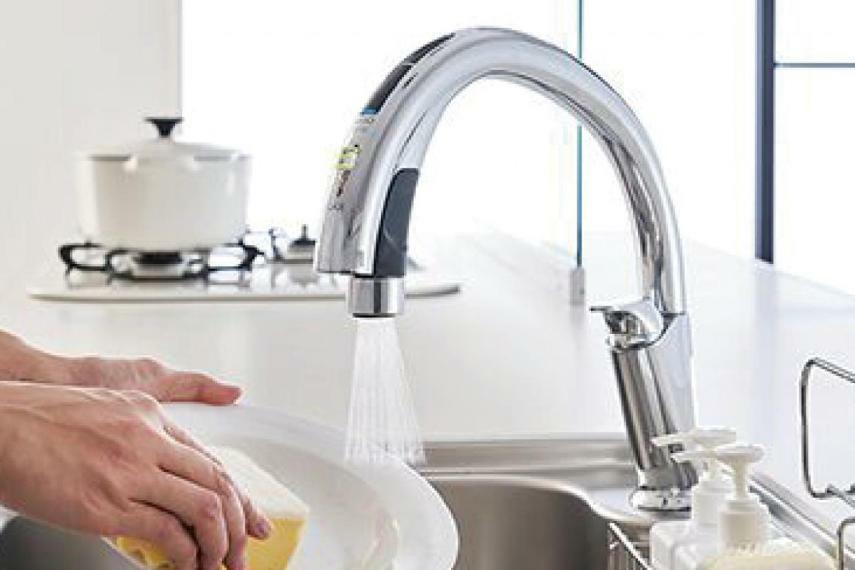 タッチレス水栓/料理中に手が汚れても、水栓を汚さず吐水ができます。（※イメージ写真）