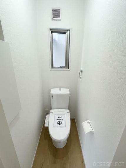 トイレ 快適な温水洗浄機能付。トイレ周りで利用する小物の収納に嬉しいニッチ収納付（2階トイレ）。