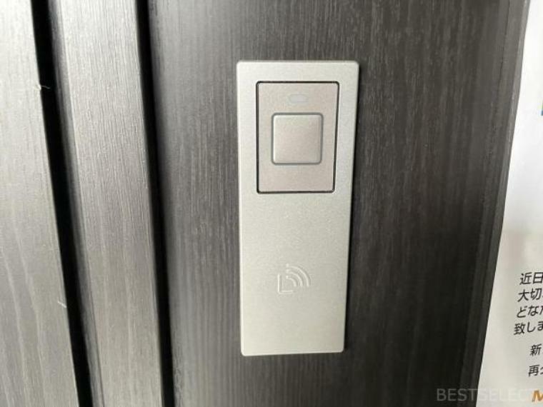 防犯設備 カードキー対応の玄関ドアは,両手が塞がっている時や暗がりで鍵穴を探す際などに手間が省けて便利。