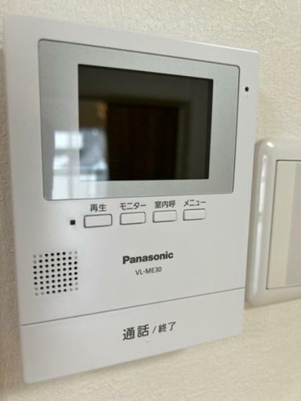 部屋の中にいながら訪問者の確認ができるTVモニター付きインターフォンがキッチン近くに設置されています＾＾