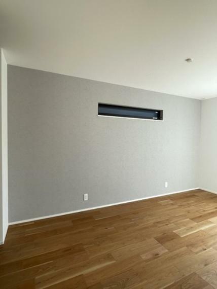 2F主寝室は広々7.5帖です。コンセントも使いやすい位置に設置してあります。高品質な遮光カーテンも付属します。