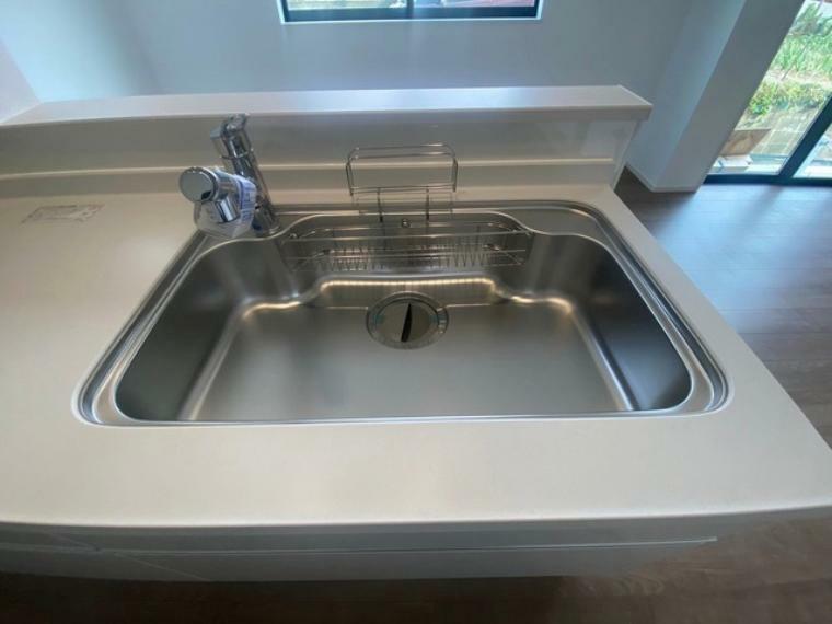 キッチン 大きなお鍋も楽々洗える幅の広いシンクです＾＾ステンレスシンクなので簡単にお掃除できますよ。洗剤やスポンジもすっきりできる収納付き。