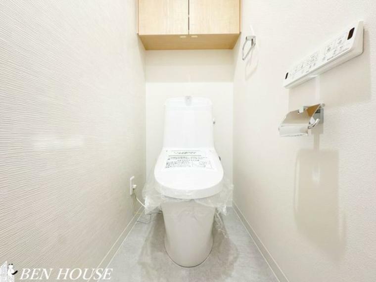 トイレ・シャワートイレでいつでも清潔に利用できますね・吊戸棚の設置があり、トイレットペーパーやお掃除道具などもスッキリ収納できます
