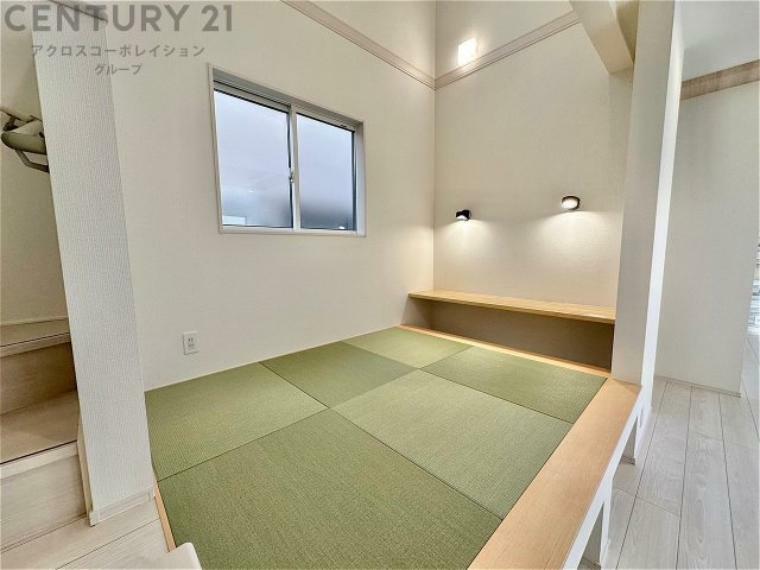 リビング横の畳コーナーはリビングと続きで利用してもデザイン性のとれる洋風仕様になります。やっぱり一室は欲しい畳敷きのスペースは客間や小さなお子様の寝かせ付けなどにも便利です。
