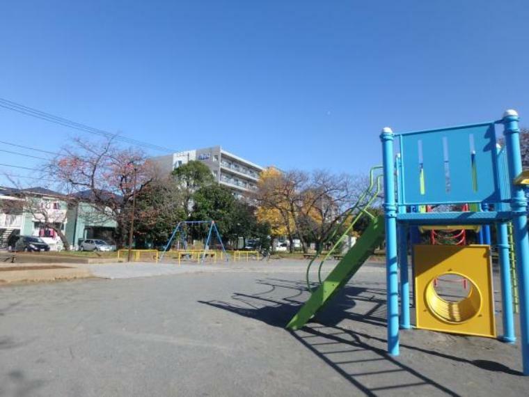 汐入公園 （産業道路・首都高沿い。芝生や大型の遊具がありのびのび過ごせるます。）