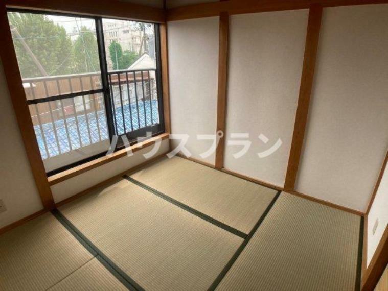 落ち着きのある和室は、日本の伝統的な雰囲気を味わいながら、 心地よいくつろぎの空間を提供します。 畳の香りや触り心地、和風のインテリアが和の趣を醸し出し、 リラックスできる場所を演出します。